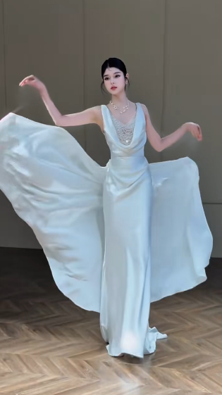 Robe de mariée longue sirène intemporelle en satin et perles C4331