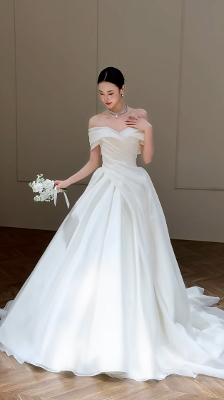 Robe de mariée longue élégante en mousseline de soie, épaules dénudées, C4333