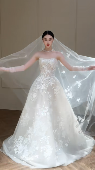 Robe de mariée longue en tulle et dentelle, bustier et voile, style rêveur, C4334