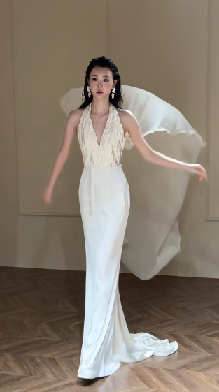 Robe de mariée longue en satin à col licou et sirène unique C4336