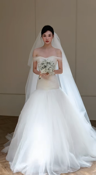 Robe de mariée sirène de rêve, épaules dénudées, tulle et voile, longue, C4338