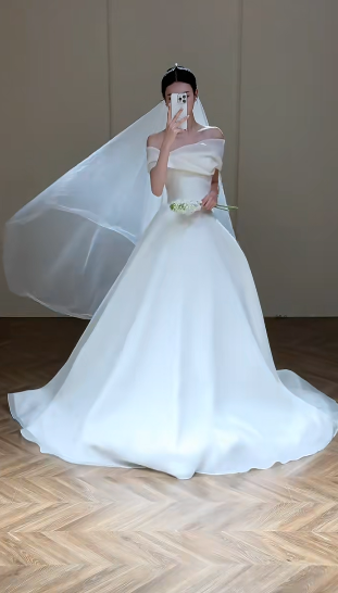 Robe de mariée longue élégante en satin à épaules dénudées et voile C4339