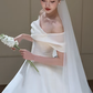 Robe de mariée longue élégante en satin à épaules dénudées et voile C4339