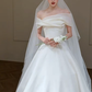 Robe de mariée longue élégante en satin à épaules dénudées et voile C4339