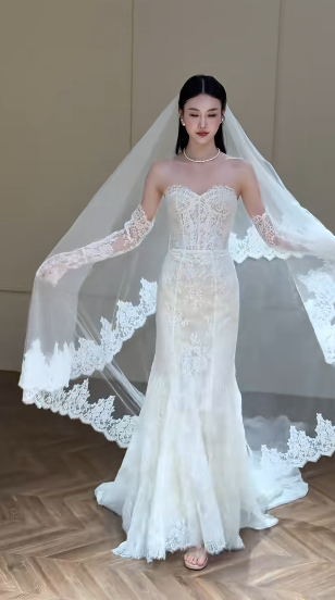 Robe de mariée longue en tulle et dentelle, col en cœur, style sirène intemporel, avec gants et voile C4340