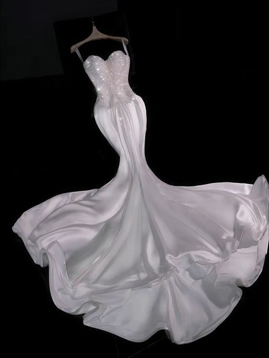 Superbe robe de mariée longue en satin à sequins et décolleté en cœur style sirène C4347