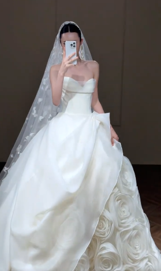 Superbe robe de mariée longue en mousseline de soie avec décolleté en cœur et voile C4349
