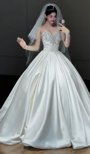 Robe de mariée longue bustier en satin, intemporelle, perlée et voile, C4352