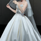 Robe de mariée longue bustier en satin, intemporelle, perlée et voile, C4352