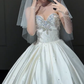 Robe de mariée longue bustier en satin, intemporelle, perlée et voile, C4352