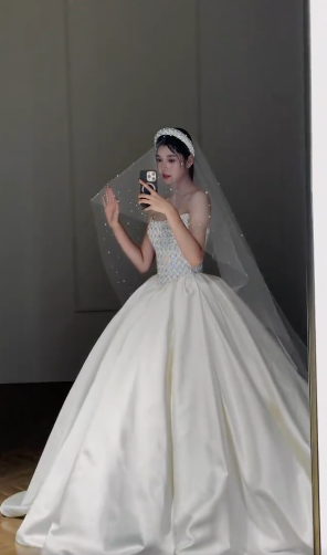 Superbe robe de bal bustier en satin perlé avec gants et voile, robe de mariée longue C4353