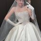 Superbe robe de bal bustier en satin perlé avec gants et voile, robe de mariée longue C4353