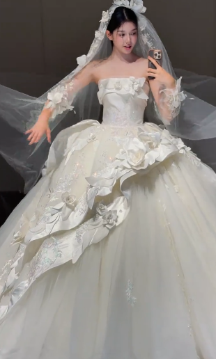 Superbe robe de bal bustier en satin et tulle avec appliques et manches en voile, robe de mariée longue C4354
