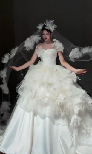 Robe de mariée longue en satin et tulle, sans bretelles, style bal intemporel, avec appliques et voile, C4355