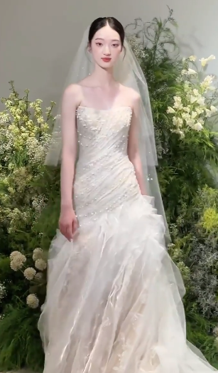 Robe de mariée sirène bustier en tulle et perles avec voile, longue et rêveuse, C4357
