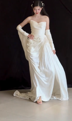 Robe de mariée longue en satin, coupe A, sans bretelles, avec manches, C4358