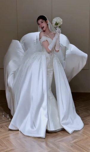 Robe de bal intemporelle à épaules dénudées, en satin et dentelle, avec gants et voile, robe de mariée longue C4359