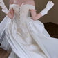 Robe de bal intemporelle à épaules dénudées, en satin et dentelle, avec gants et voile, robe de mariée longue C4359