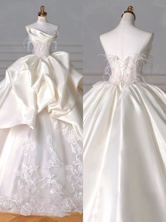 Robe de mariée longue vintage en satin, tulle, dentelle et plumes, sans bretelles, C4364
