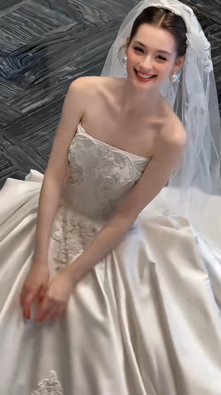 Robe de mariée longue élégante en satin, sans bretelles, avec appliques et voile, C4373