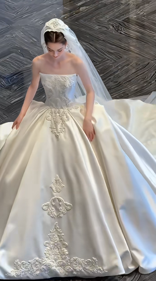 Robe de mariée longue élégante en satin, sans bretelles, avec appliques et voile, C4373