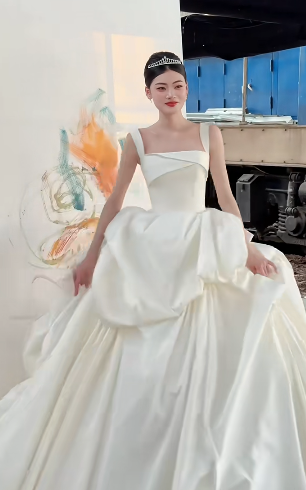 Robe de mariée longue plissée en satin carré, robe de bal unique C4378
