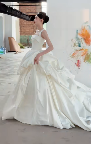 Robe de mariée longue plissée en satin carré, robe de bal unique C4378