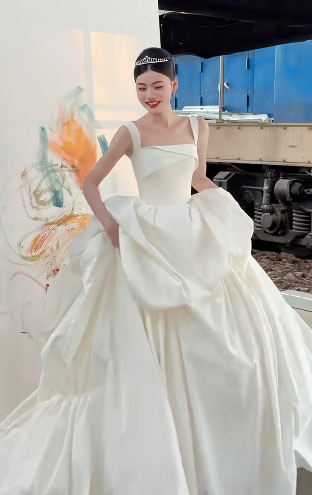 Robe de mariée longue plissée en satin carré, robe de bal unique C4378