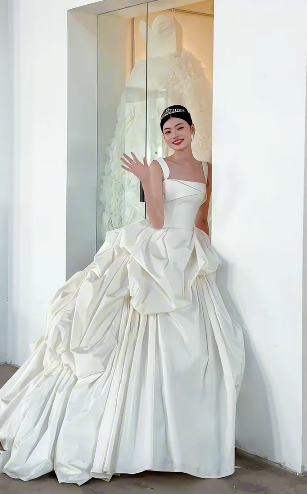 Robe de mariée longue plissée en satin carré, robe de bal unique C4378