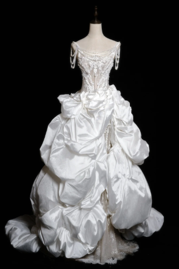 Robe de mariée longue vintage en satin à bretelles spaghetti et perles C4381