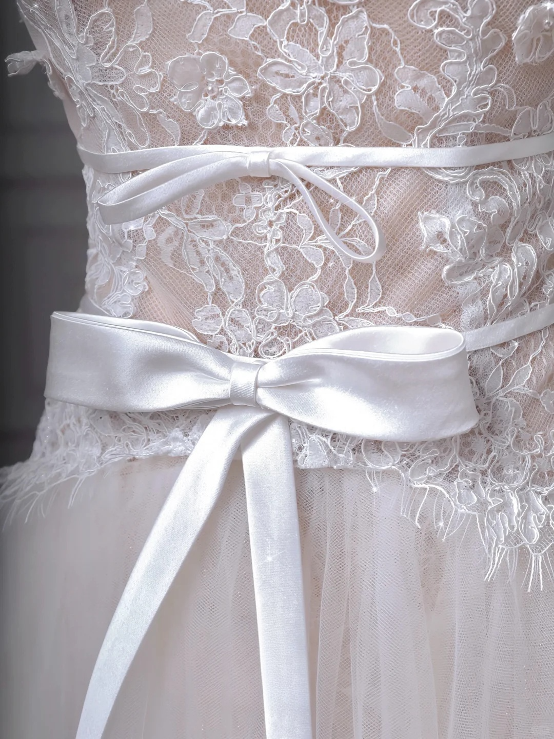 Jolie robe de mariée longue en tulle et dentelle avec bretelles spaghetti et appliques C4385
