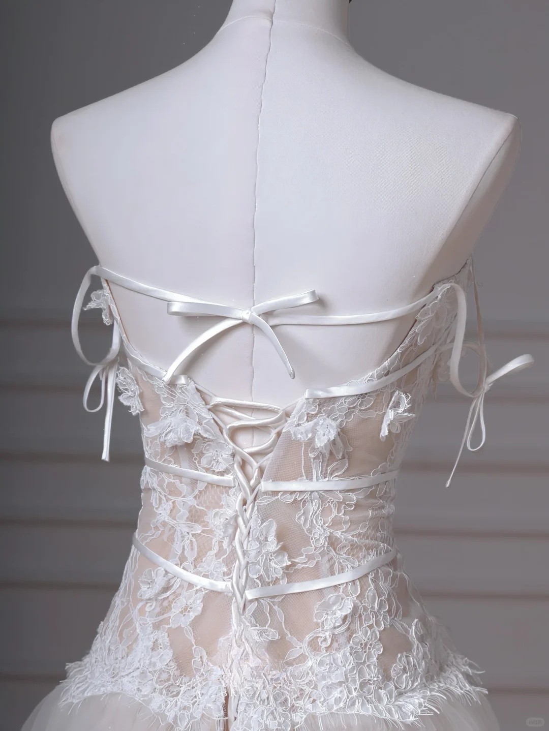 Jolie robe de mariée longue en tulle et dentelle avec bretelles spaghetti et appliques C4385