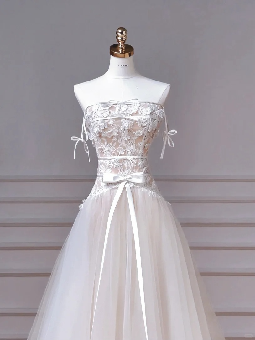Jolie robe de mariée longue en tulle et dentelle avec bretelles spaghetti et appliques C4385