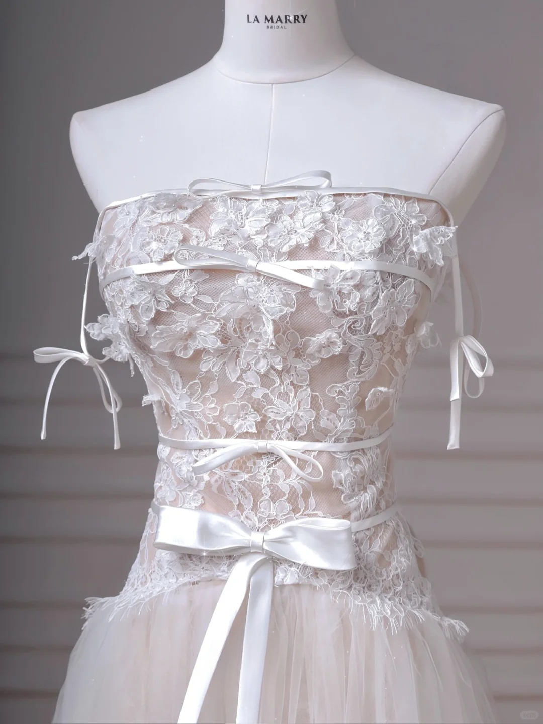 Jolie robe de mariée longue en tulle et dentelle avec bretelles spaghetti et appliques C4385