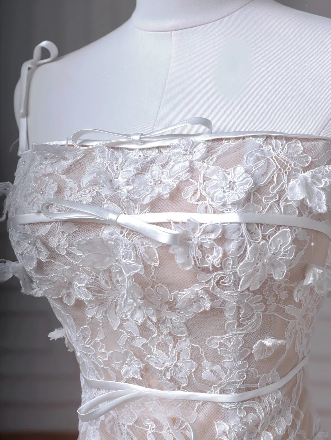 Jolie robe de mariée longue en tulle et dentelle avec bretelles spaghetti et appliques C4385