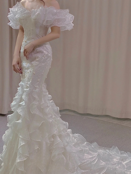 Superbe robe de mariée sirène longue en satin à épaules dénudées et sequins et perles C4386