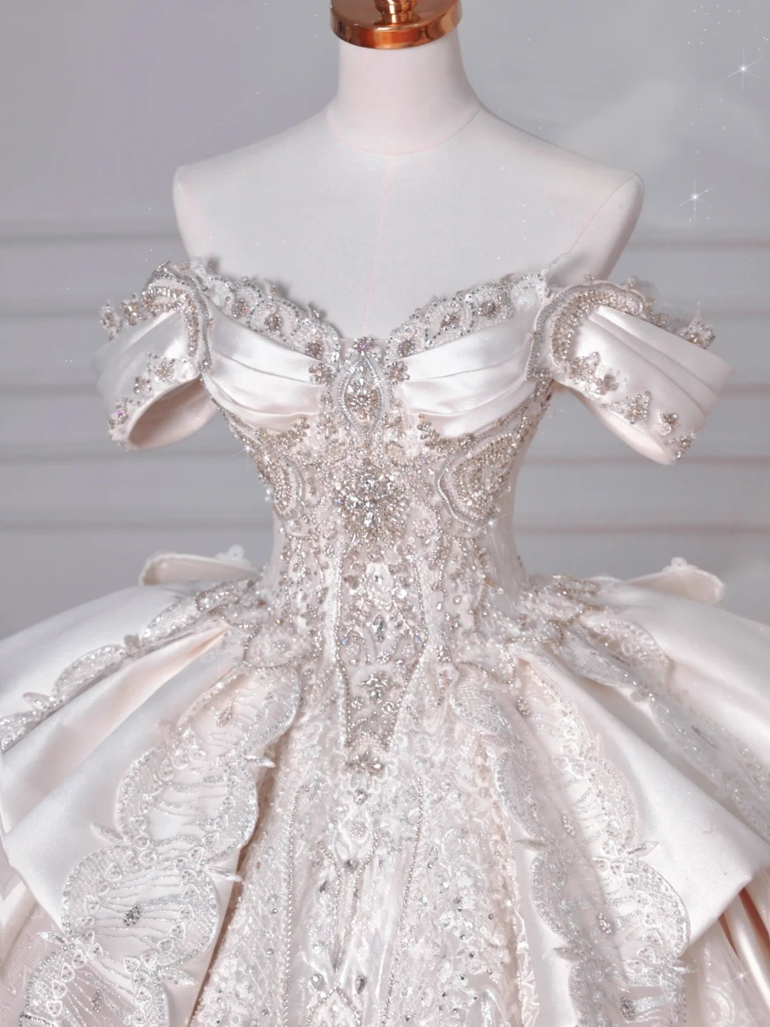 Robe de mariée longue en satin, tulle, dentelle, paillettes et perles, style bal intemporel, épaules dénudées, C4388