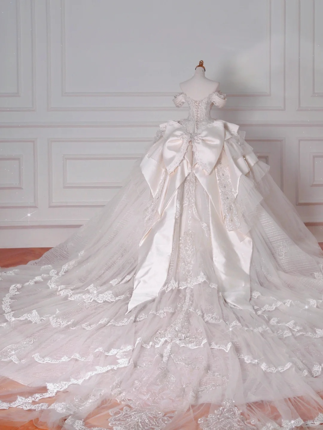 Robe de mariée longue en satin, tulle, dentelle, paillettes et perles, style bal intemporel, épaules dénudées, C4388