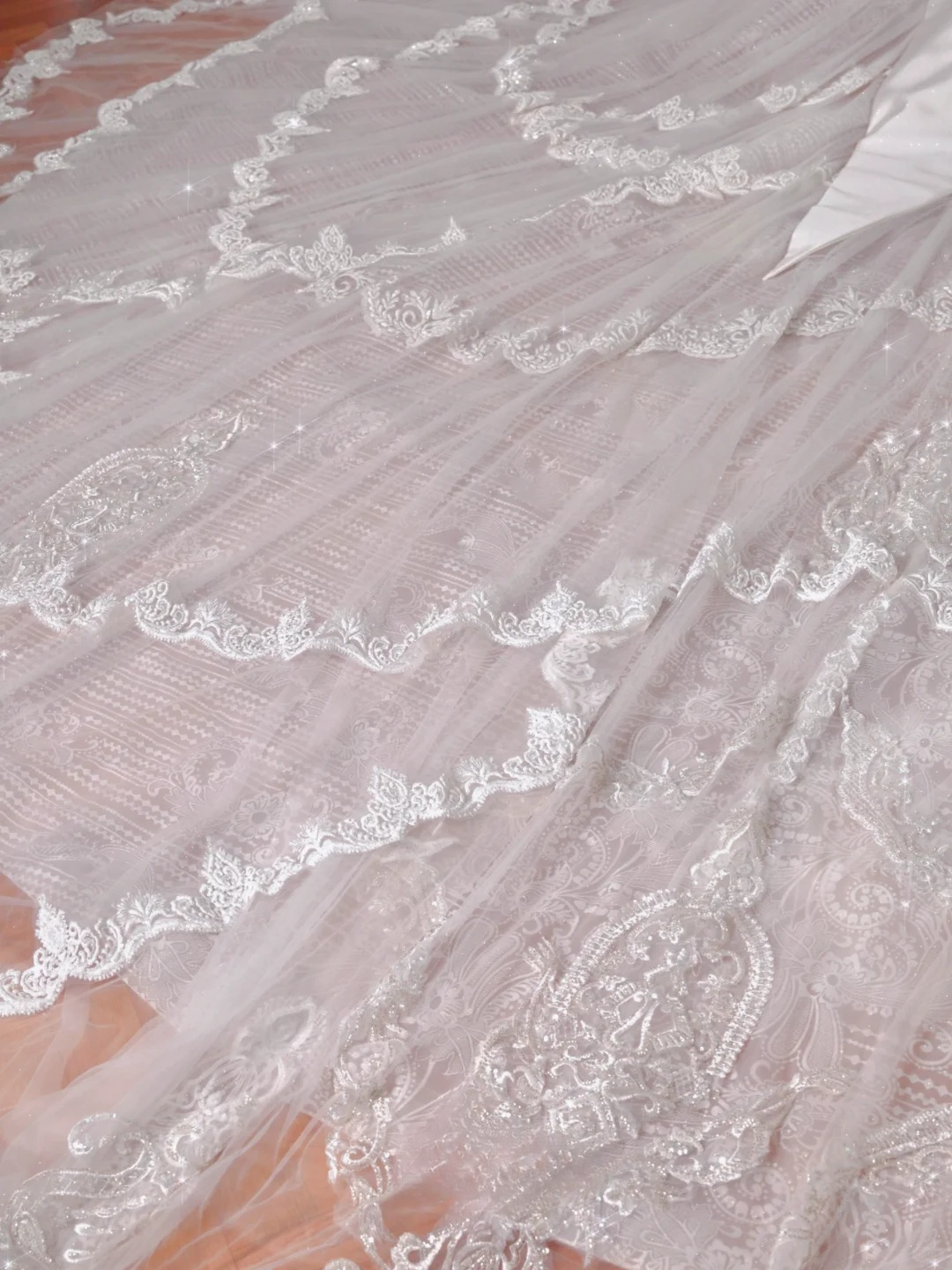 Robe de mariée longue en satin, tulle, dentelle, paillettes et perles, style bal intemporel, épaules dénudées, C4388