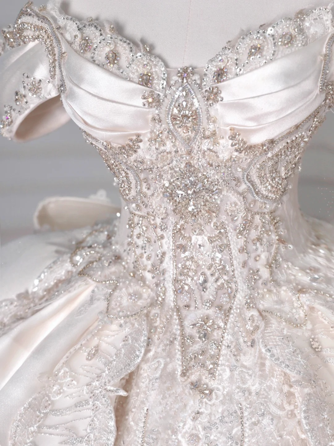 Robe de mariée longue en satin, tulle, dentelle, paillettes et perles, style bal intemporel, épaules dénudées, C4388
