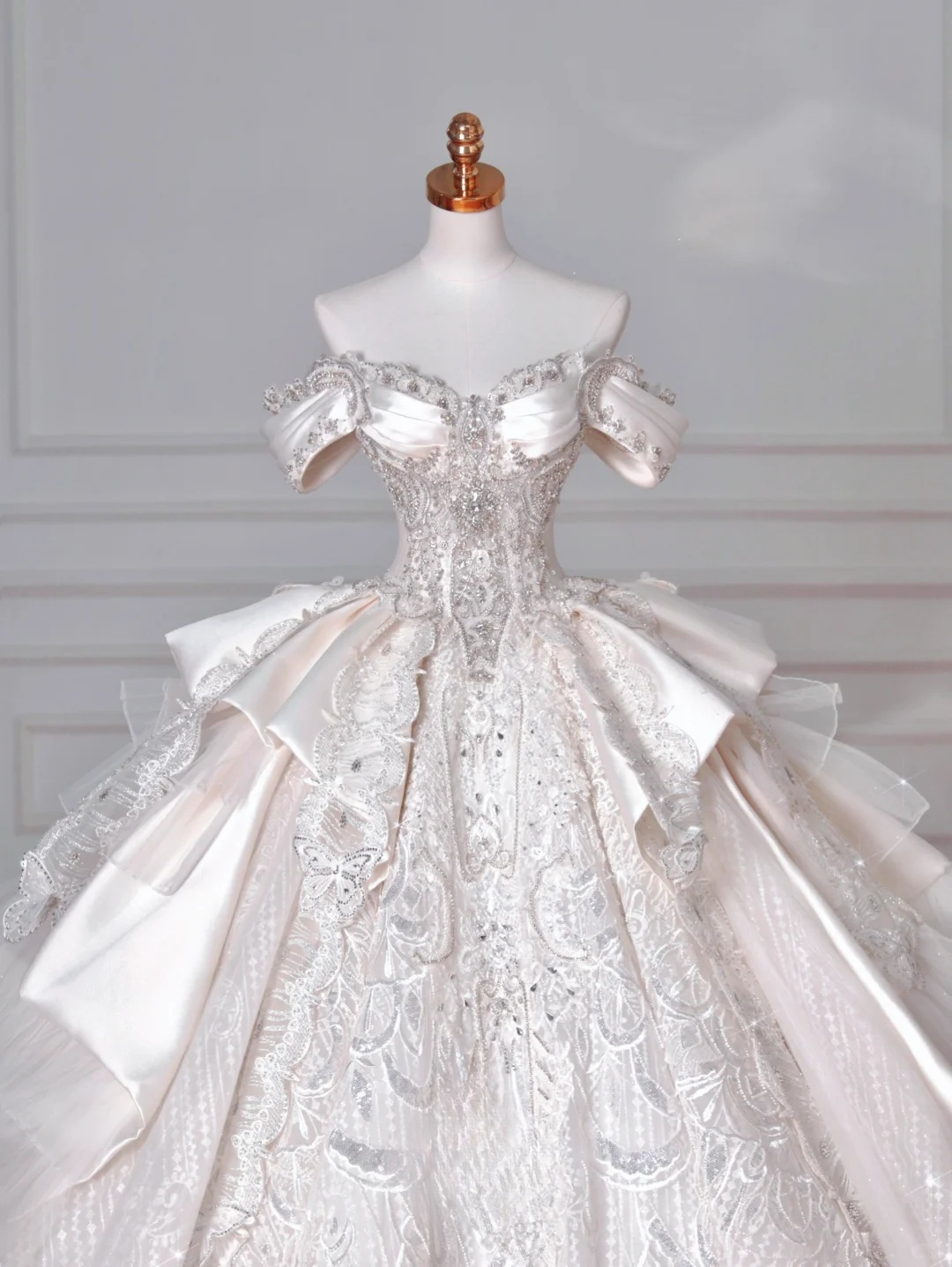 Robe de mariée longue en satin, tulle, dentelle, paillettes et perles, style bal intemporel, épaules dénudées, C4388