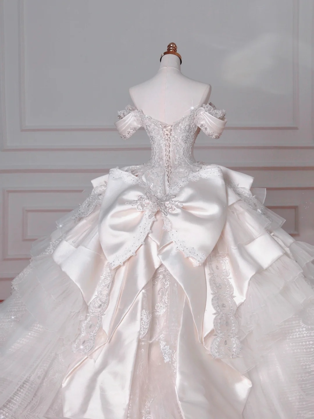 Robe de mariée longue en satin, tulle, dentelle, paillettes et perles, style bal intemporel, épaules dénudées, C4388