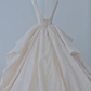 Robe de mariée longue élégante en satin à paillettes et dos nu C4390