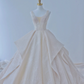 Robe de mariée longue élégante en satin à paillettes et dos nu C4390