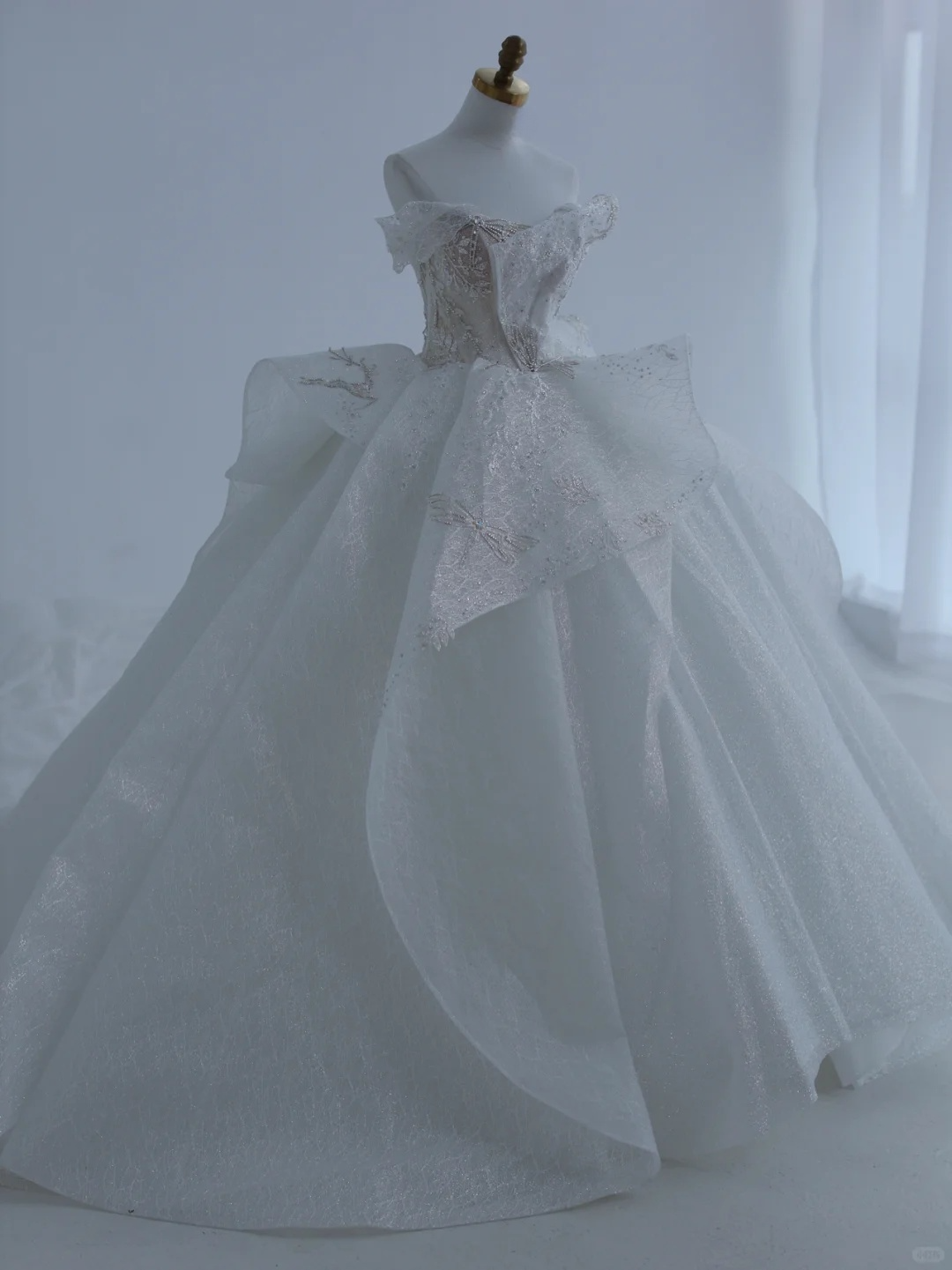 Robe de mariée longue bustier en satin à sequins et perles, style bal intemporel, C4395