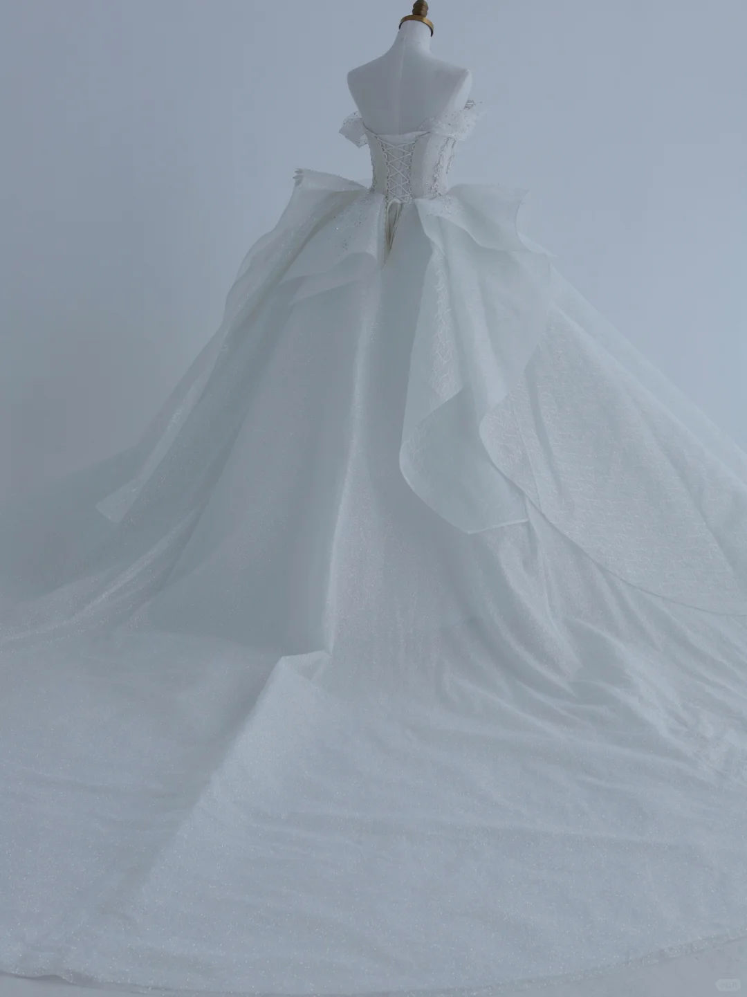 Robe de mariée longue bustier en satin à sequins et perles, style bal intemporel, C4395