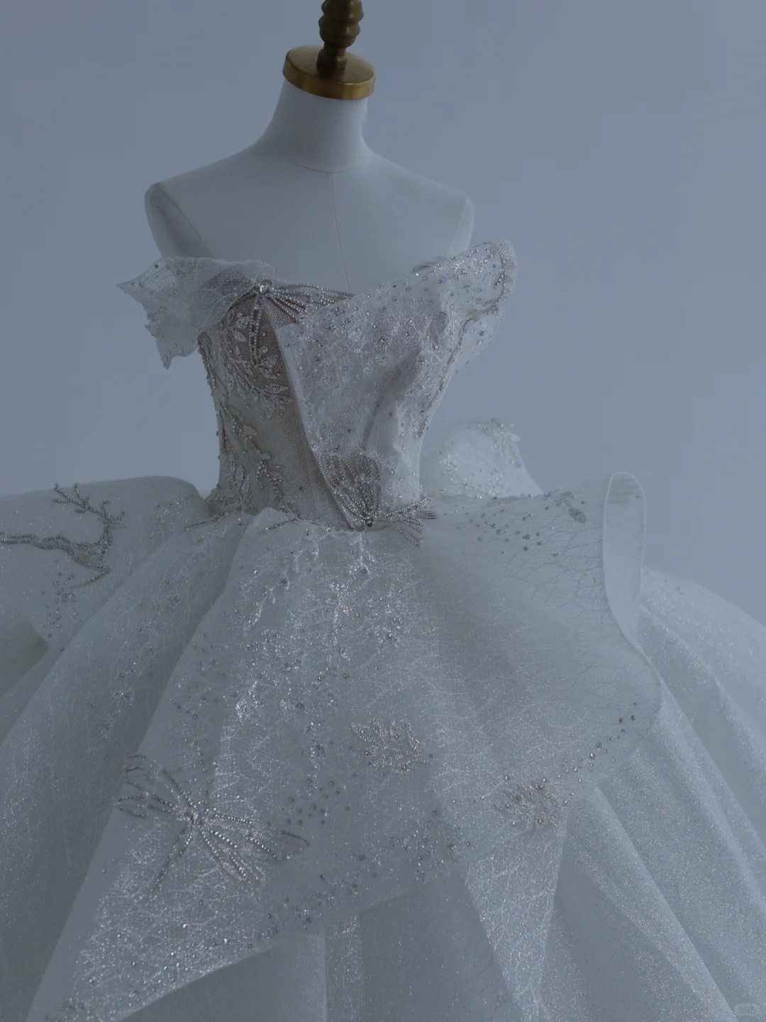 Robe de mariée longue bustier en satin à sequins et perles, style bal intemporel, C4395