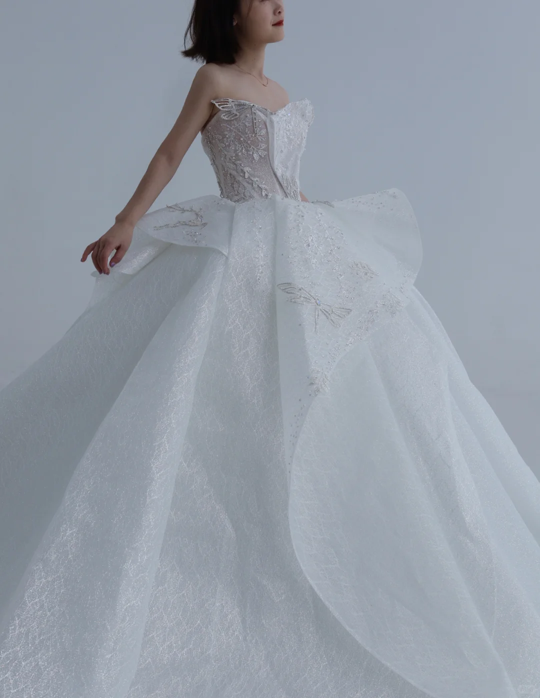 Robe de mariée longue bustier en satin à sequins et perles, style bal intemporel, C4395