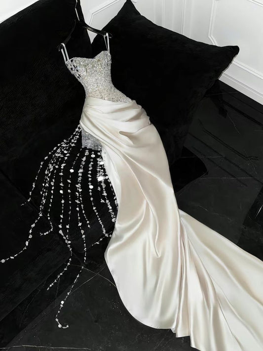Superbe robe de mariée sirène longue en satin à bretelles spaghetti et paillettes C4406