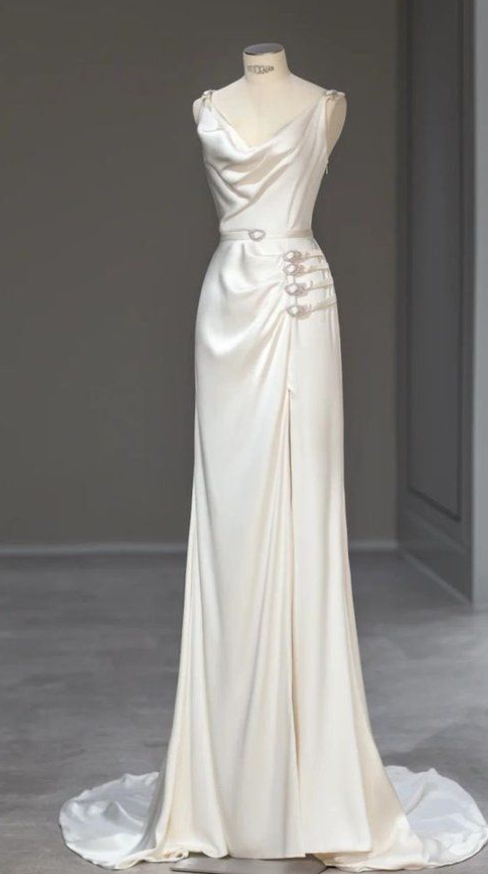 Robe de mariée longue en satin à bretelles spaghetti et style sirène C4425